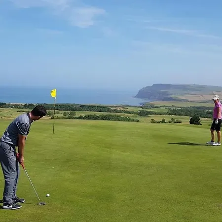 Hunley Golf Club فندق 3*